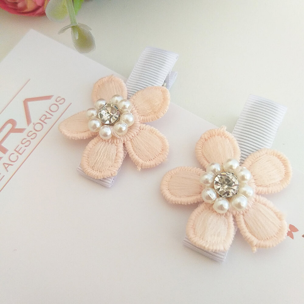 Presilhas para Bebê Flor com Pérolas – Par - Image 4