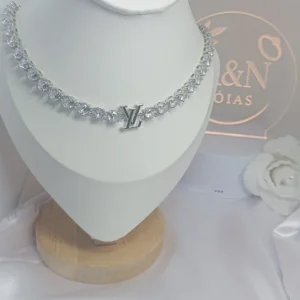 Colar com Zircônias Inspiração LV Banhado a Ródio