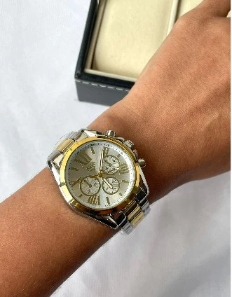 Relógio moderno prata e dourado