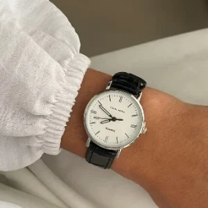 Relógio Pulseira Preta Redondo Fundo Branco Prata