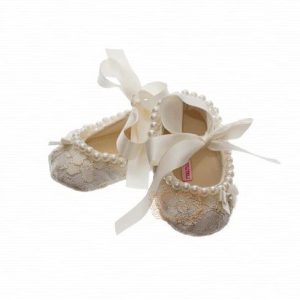Sapatinho de Bebê Luxo Renda Pérolas Roana