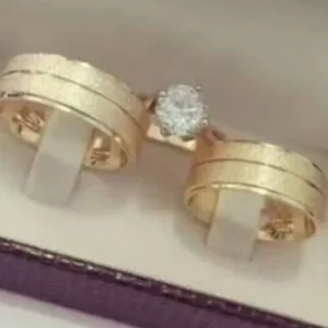 Par de Aliança Tungstênio Fosca com Friso Banhado a Ouro 18k + Solitário
